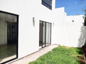 jardín de 46m2 con ventanales