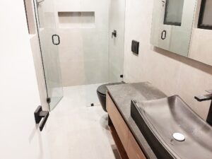 baños amplios y terminados en marmol