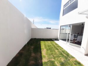 amplio jardin con área de lavado y acceso de servicio