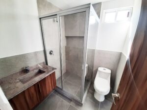 baño con marmol y cancel de crista templado