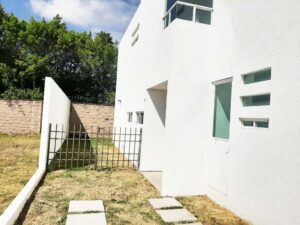 Jardín muy amplio con acceso a cochera