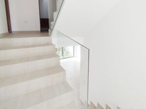 escaleras amplias con cristal templado