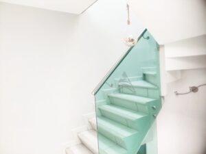 amplias escaleras con cristal templado