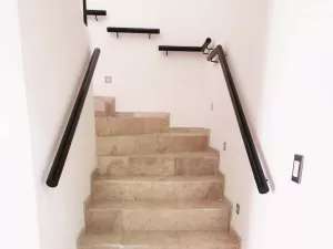 escaleras amplias con placas en marmol