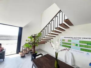 escaleras amplias a la terraza y salón de juegos