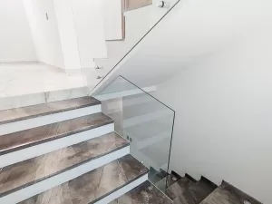 escaleras con piso de marmol y cristal templado