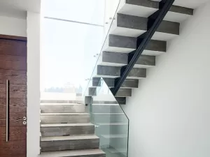 escaleras con piso de marmol y cristal templado