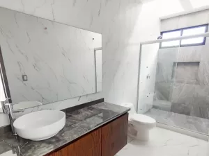 baño completo de lujo en cada recamara