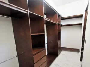 vestidor principal muy amplio