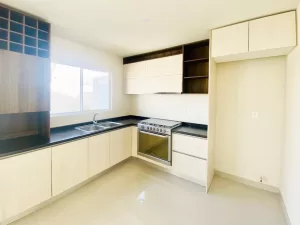 cocina integral equipada y con barra de granito