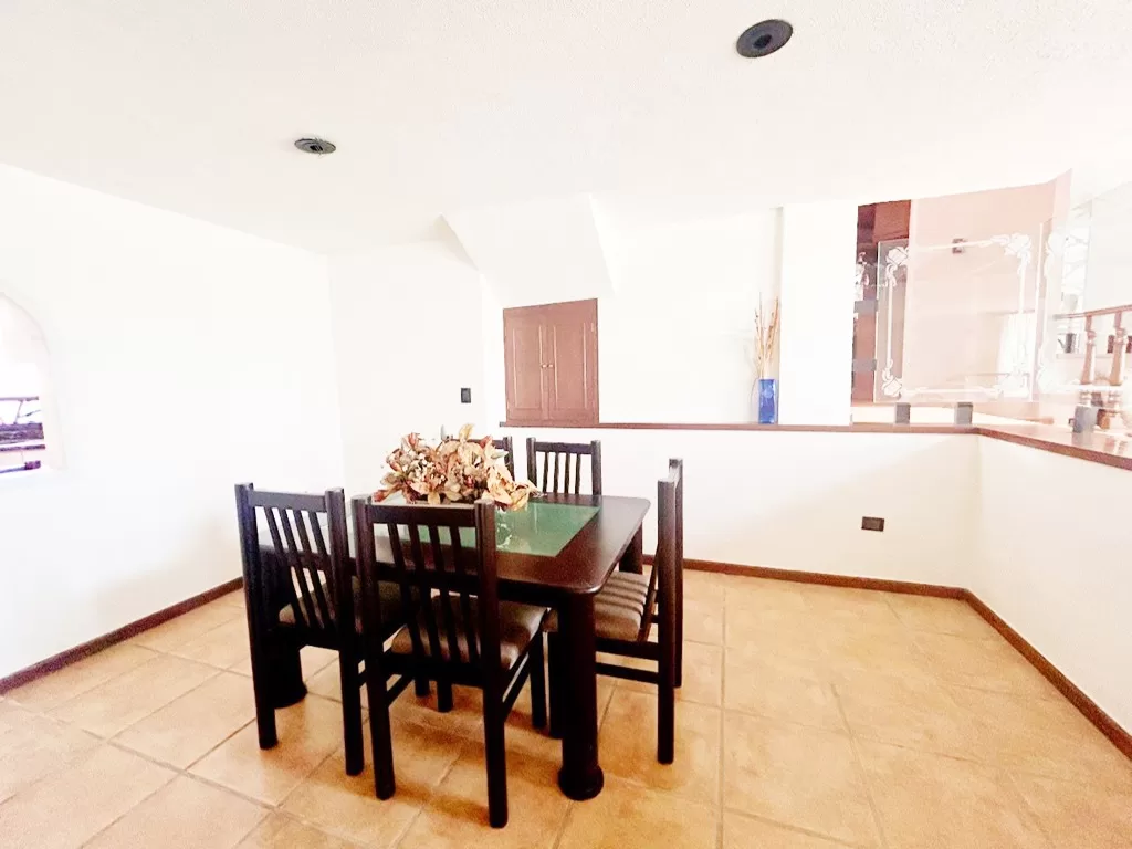 comedor muy amplio a doble altura