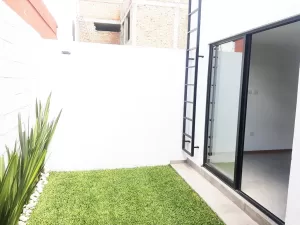 jardin amplio con área de lavado