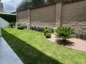 jardín muy amplio con acceso por terraza o comedor