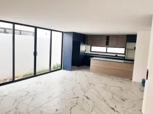 cocina integral de lujo abierta con vista al jardín