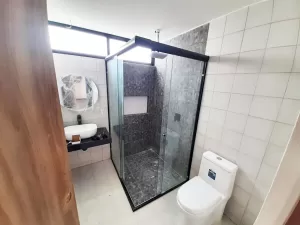 baño compartido con excelentes terminados