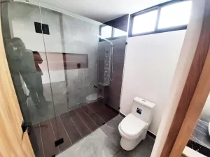 baño principal con terminados de lujo