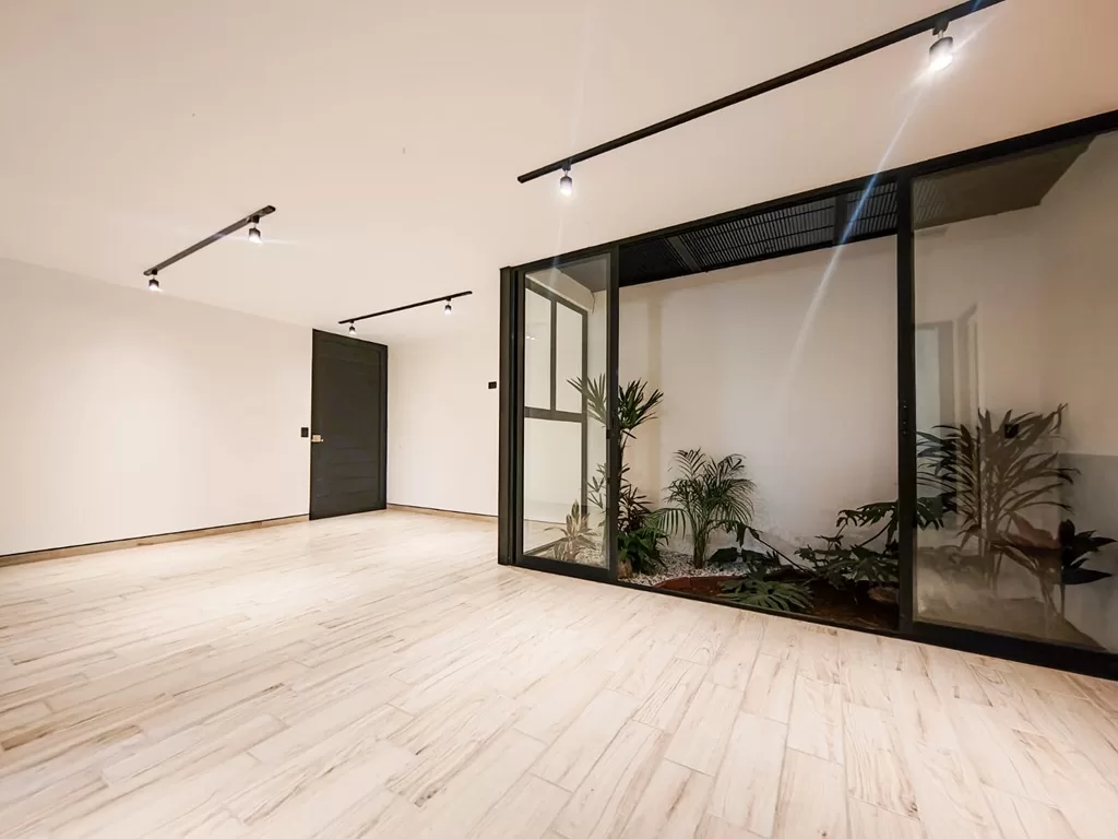 sala con acceros a jardín