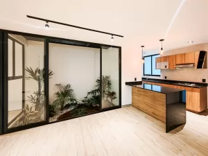 cocina integral abierta con vista al jardín