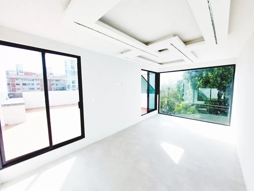 amplia sala comedor con terminados de lujo