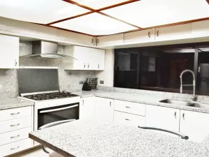 cocina integral equipada de lujo