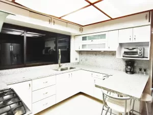 cocina integral muy iluminada con vista al jardín