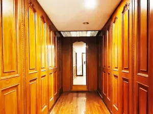 vestidor enorme y muy iluminado