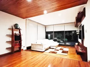 área de tv muy grande con vista al jardín