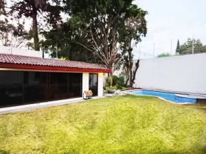 residencia con jardín y alberca