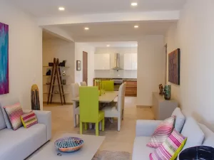 amplia sala comedor con vista a la terraza