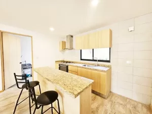 cocina integral con barra en granito