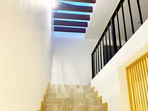 escaleras amplias con piso cerámico