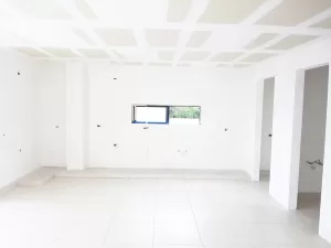 amplia cocina integral con barra en granito