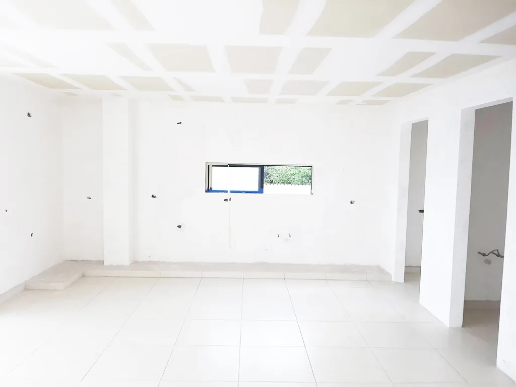 amplia cocina integral con barra en granito