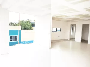 sala con enormes ventanas