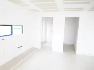 cuarto de lavado muy iluminado