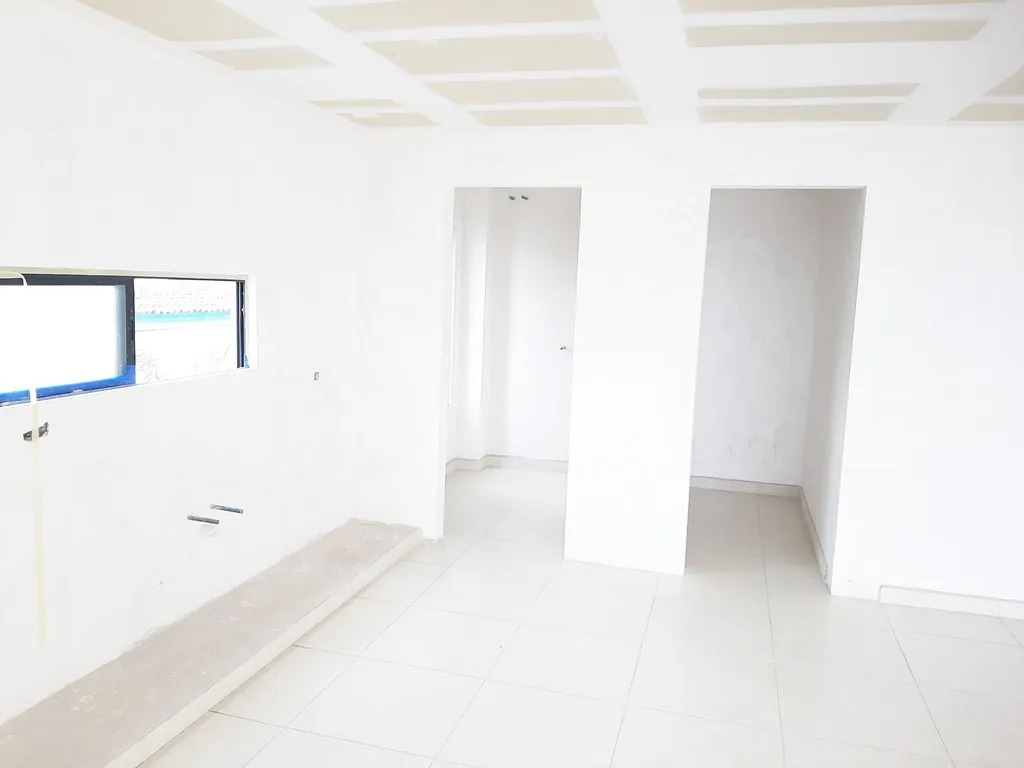 cuarto de lavado muy iluminado