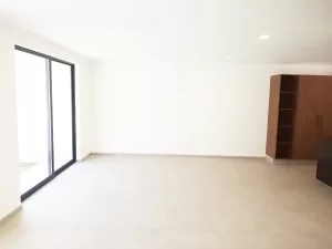 Amplia sala comedor con mucha uz natural