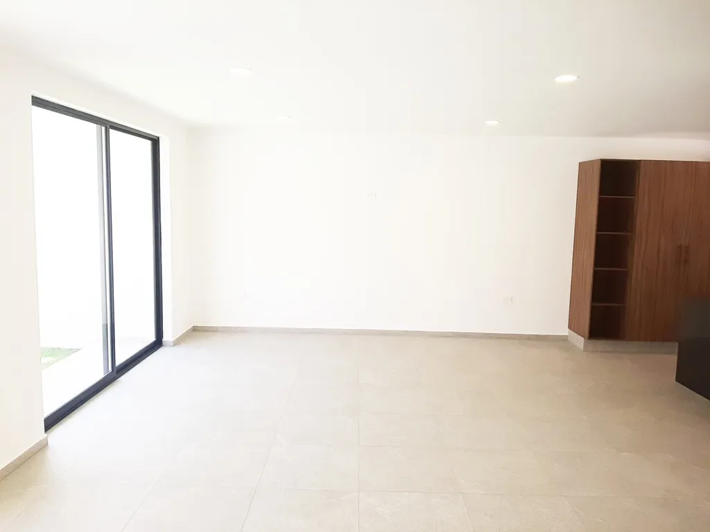 Amplia sala comedor con mucha uz natural