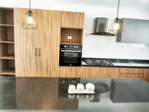 cocina integral abierta con vista al jardín