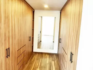 vestidor amplio con espejo