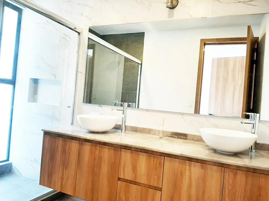 baño completo de lujo con doble lavamanos