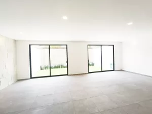 Amplia sala comedor con vista al jardín