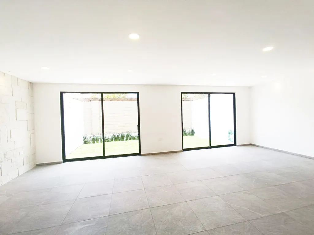 Amplia sala comedor con vista al jardín