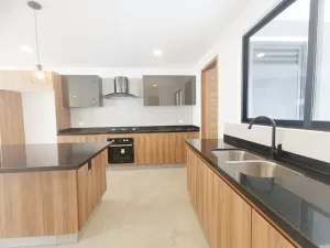 cocina integral equipada con desayunador