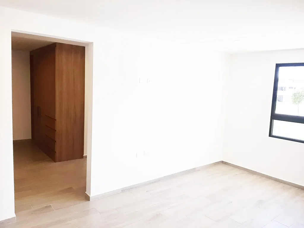 recamara principal con vestidor y baño completo