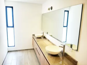 baño principal de lujo con doble lavamanos