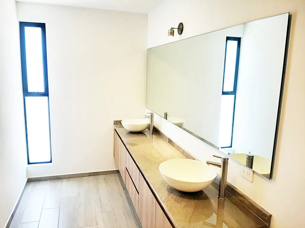 baño principal de lujo con doble lavamanos