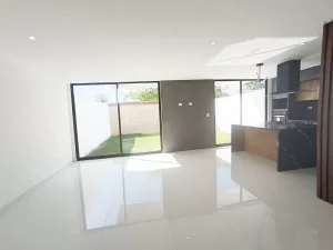 sala comedor amplia con vista al jardín