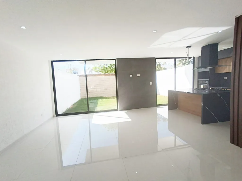 sala comedor amplia con vista al jardín