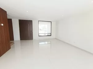 amplia sala comedor con luz natural